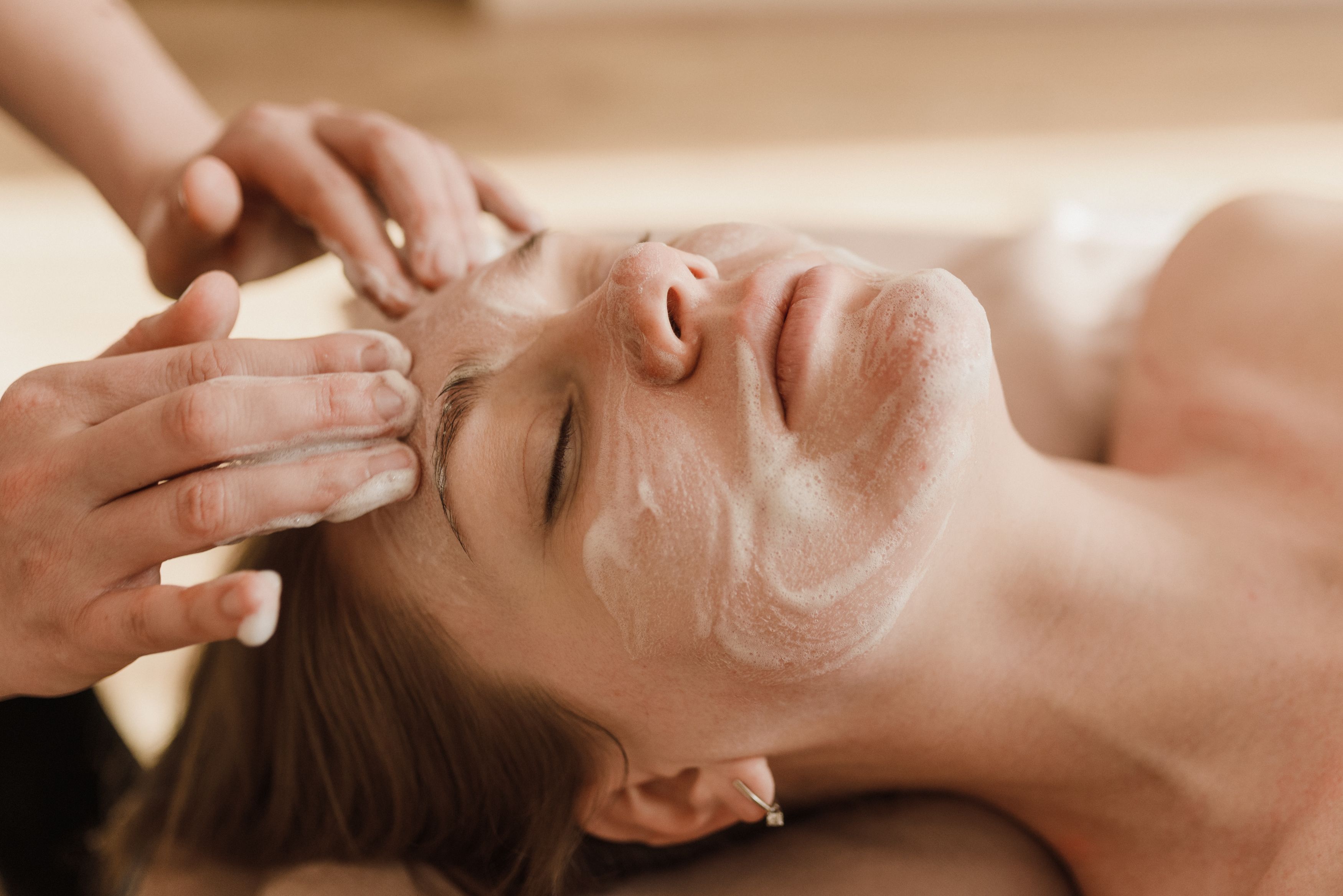 Masaje facial con productos naturales